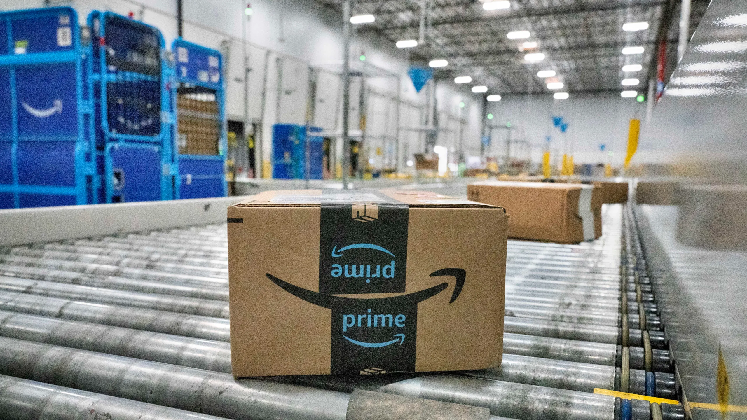 Conveyor belt carrying a parcel through a distribution centre