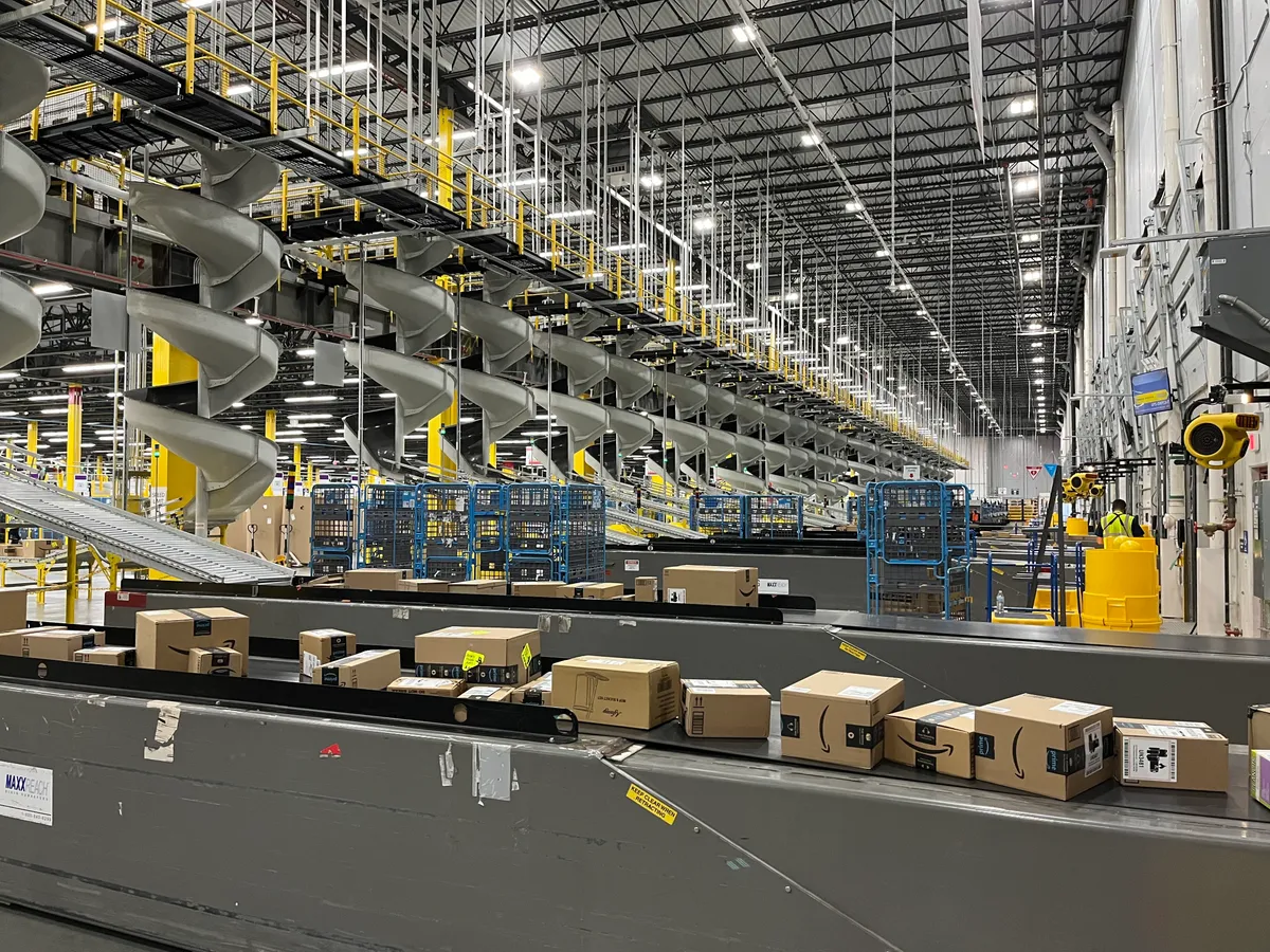 Parcels moving along conveyor lines inside a large logistics warehouse